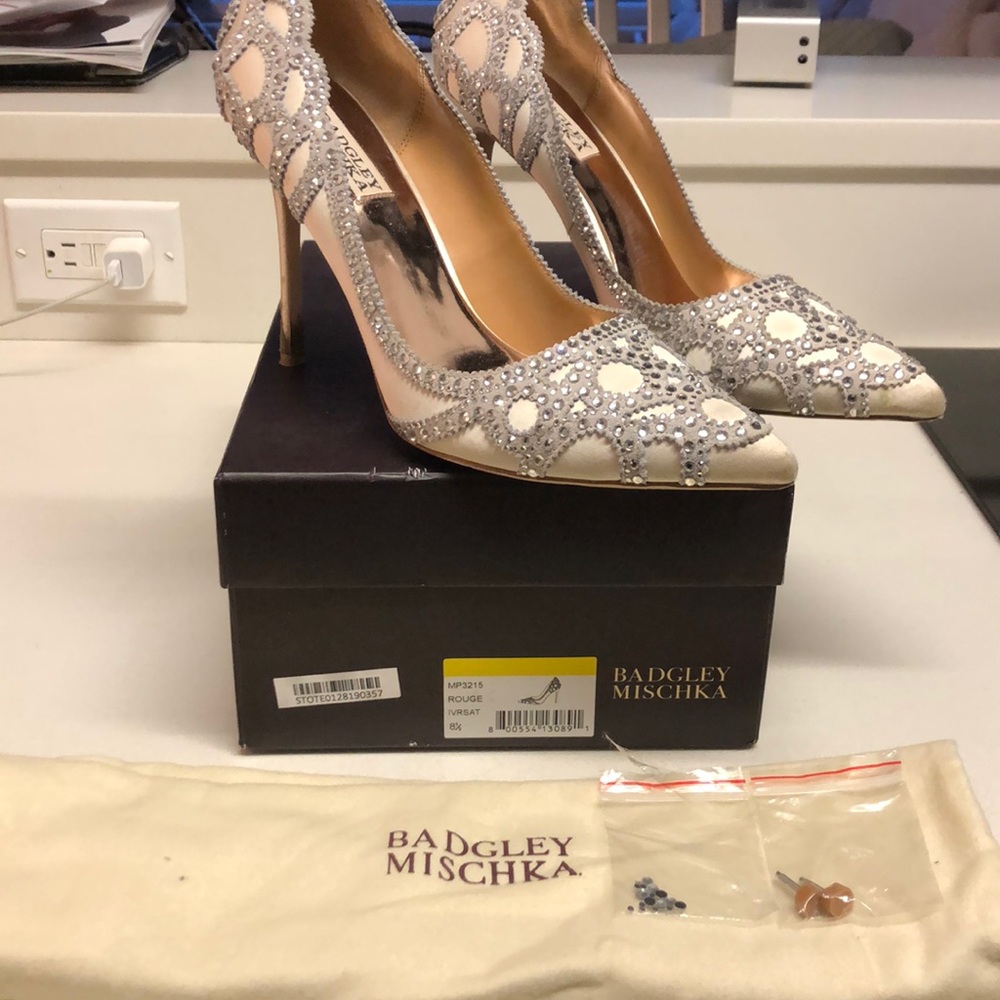 BADGLEY MISCHKA Rouge embellished pumps